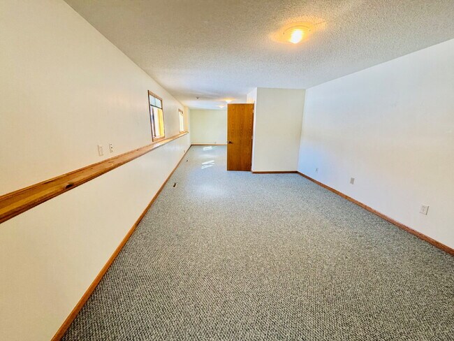 Building Photo - Charming Chaska Retreat: Spacious Single Family Homer 3-Bedroom 2.5 Bathroom Home with Finished B...