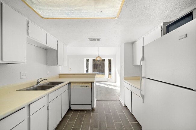 Building Photo - 7010 Foxmar Ln