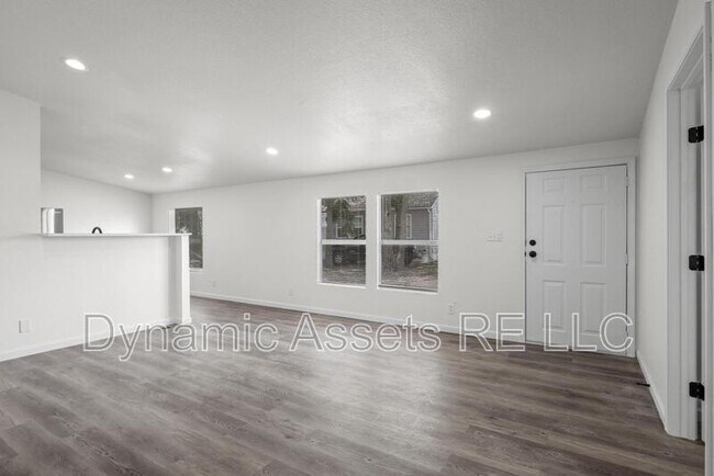 Building Photo - 403 N Walnut St