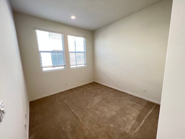 Building Photo - Wonderful 3 Bedroom 3 Bathroom Anaheim Condo in Gated Community