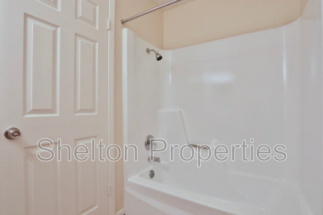 Building Photo - 860 E Brown Rd