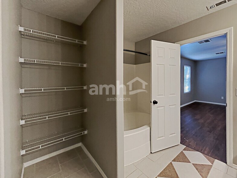 Building Photo - 1038 N Cambrick Dr