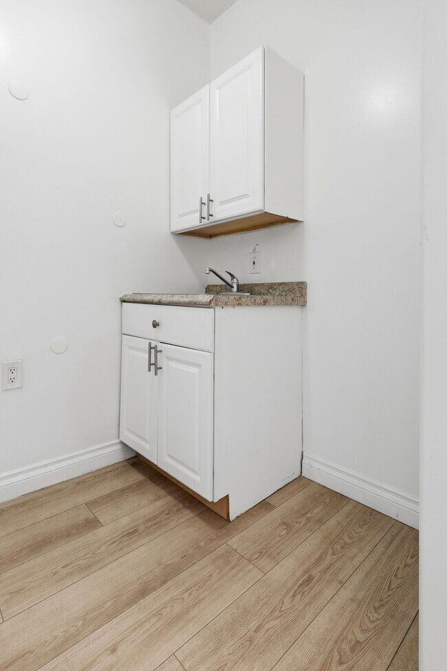 Building Photo - 724 S Mariposa Ave