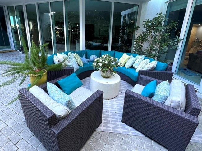 Building Photo - 1000 South Pointe Dr