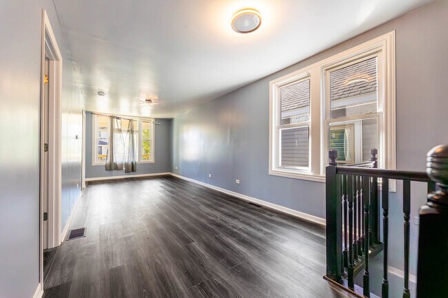 Building Photo - 554 Douglas Ave