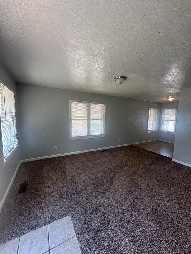Building Photo - 2 Bed, 1 Bath, 1 Car Garage