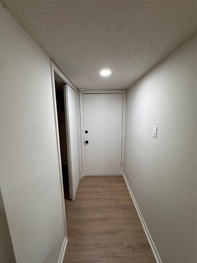 Building Photo - Great Oak Lawn Location!