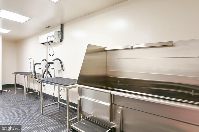 Building Photo - 901 H St NE