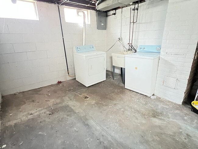 Building Photo - Walking Distance from Downtown!!!