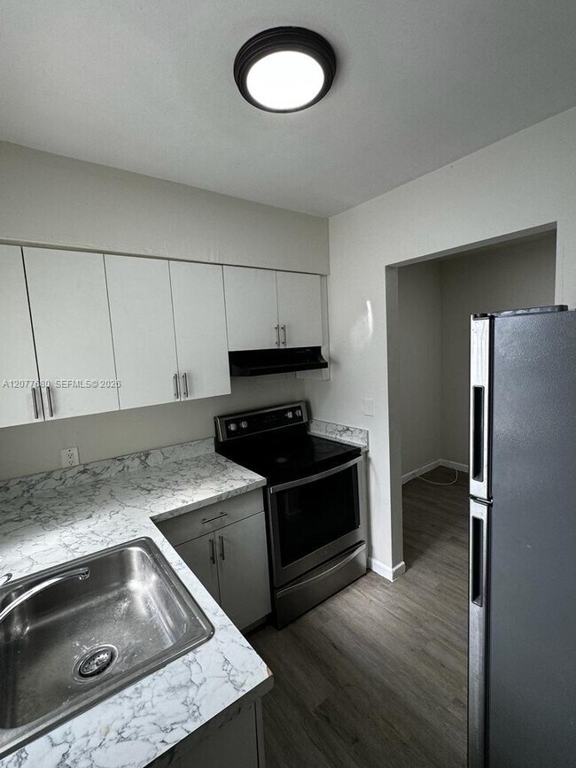 Building Photo - 2734 SW 30th Ct