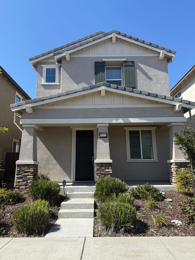 Building Photo - Spacious 3 bed 2.5 bath available in North...