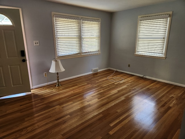 Building Photo - 154 Country Club Rd