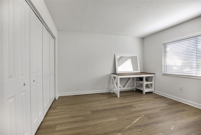 Building Photo - 4570 Overlook Dr NE
