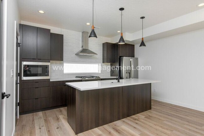 Building Photo - Salt Lake- High-End  3 bed, 3.5 bath Condo
