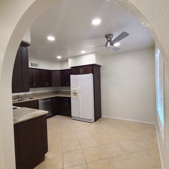 Building Photo - 261 Cottonwood Dr