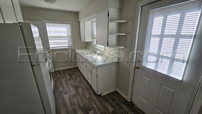 Building Photo - 1105 33rd St SE