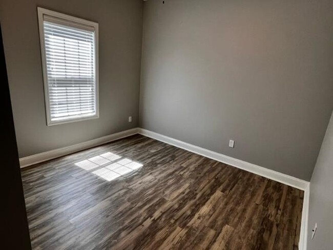 Building Photo - Beautiful 3 Bedroom, 2 Bath located in Low...