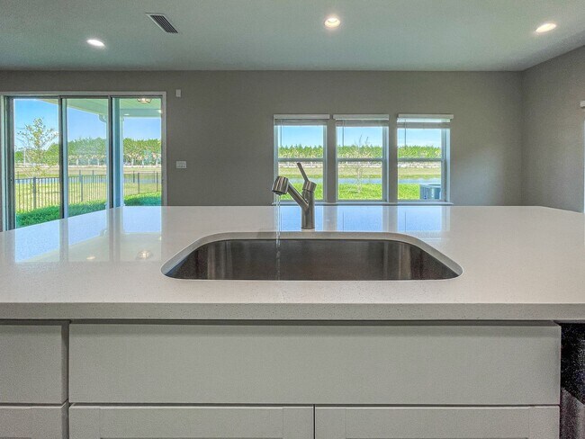 Building Photo - Silverleaf 4/3 w water view!!