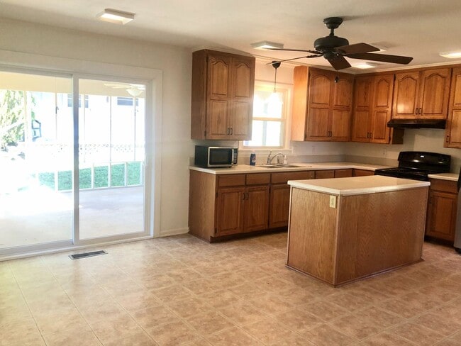 Building Photo - 3 bed 2 bath family rental