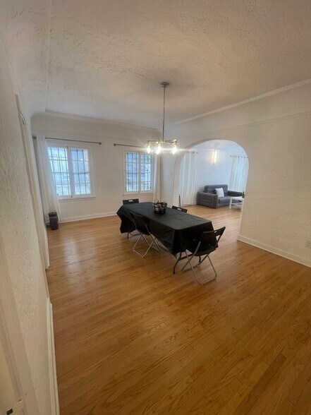 Building Photo - 130 N Croft Ave