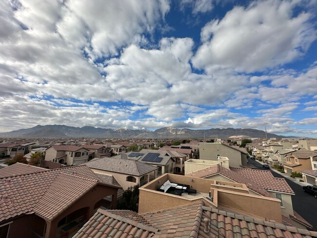 Building Photo - Stunning Strip Views and Beyond