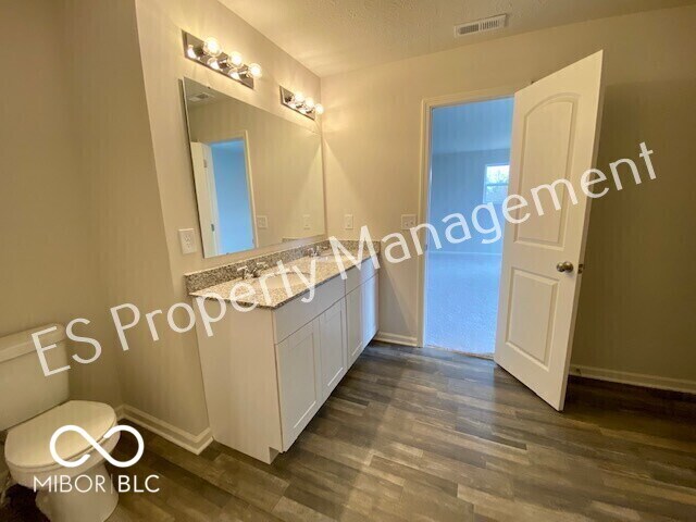 Building Photo - 2608 W Kings Cyn Dr