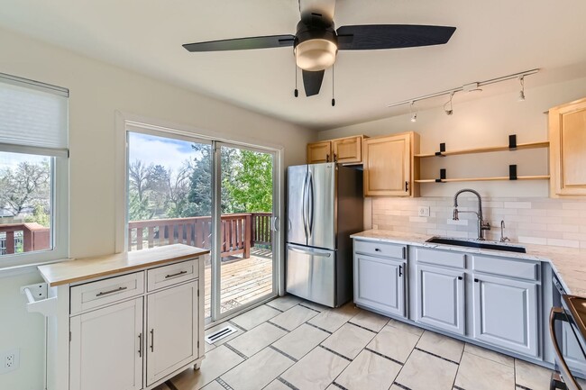 Building Photo - 4 Bedroom 2 Bath House In Louisville! Avai...