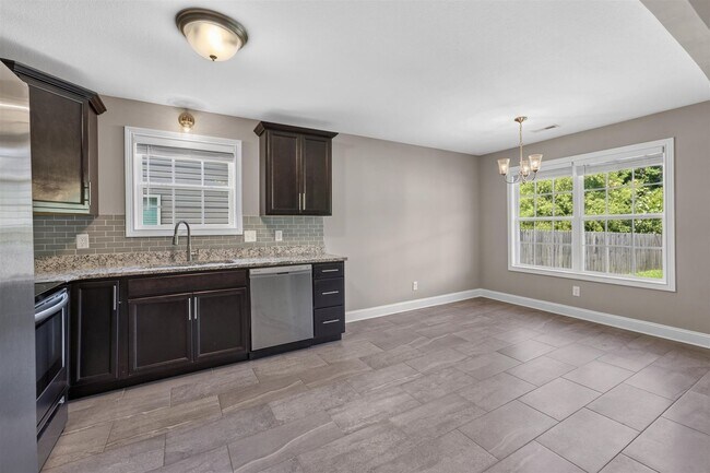 Building Photo - Pet Friendly Three Bedroom!