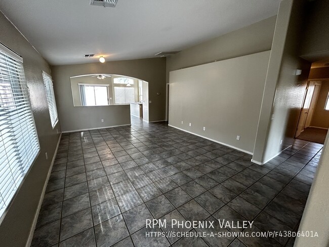 Building Photo - Open Concept 4 Bed/2 Bath W/ New Paint & N...