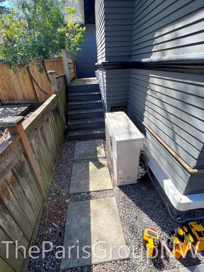 Building Photo - Remarkably Remodeled Queen Anne Home w/Air Conditioning!