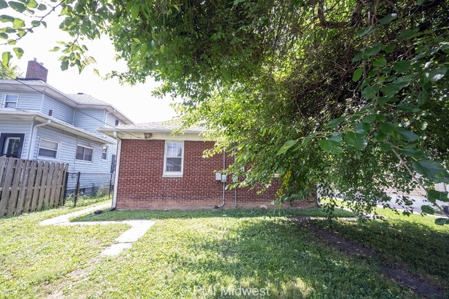 Building Photo - "Charming 1-Bedroom Duplex Retreat on East...