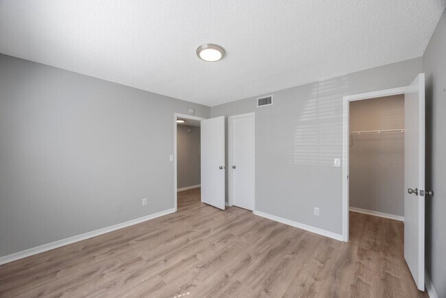 Building Photo - Newly Renovated 2 bedroom 2 bath within wa...