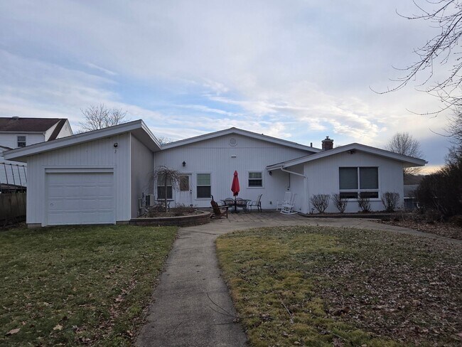 Building Photo - 132 Corll St