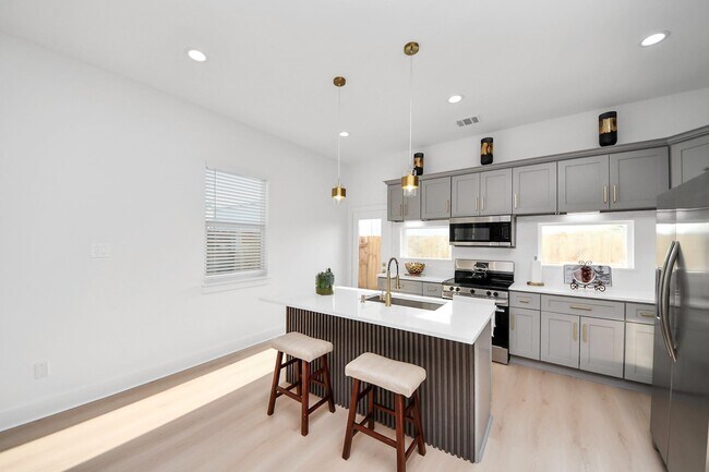Building Photo - 8601 Amadwe St
