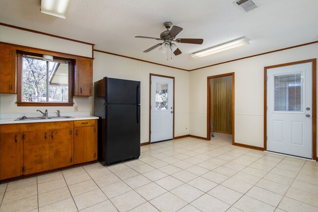 Building Photo - 6000 Larkspur Dr
