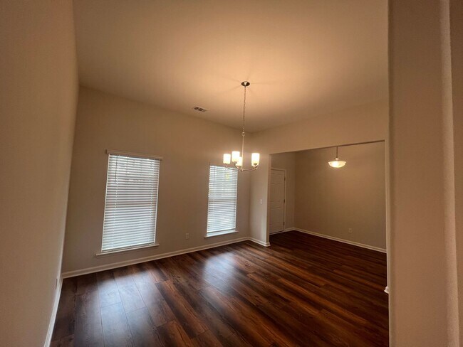 Building Photo - 5 bedroom, 3 bath home in Savannah, near I-16