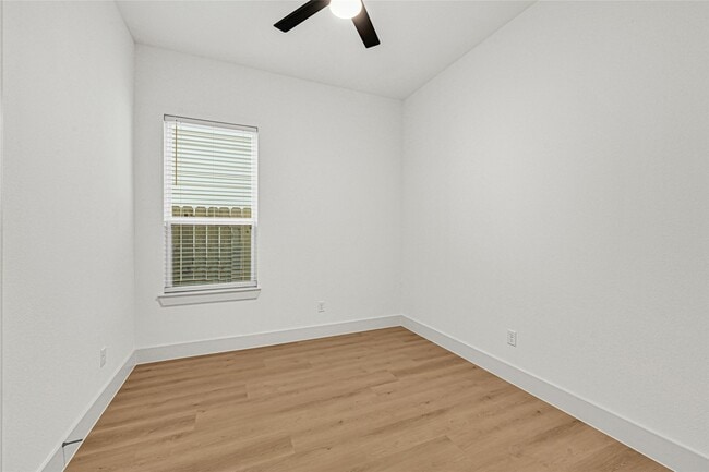 Building Photo - 327 Tite St