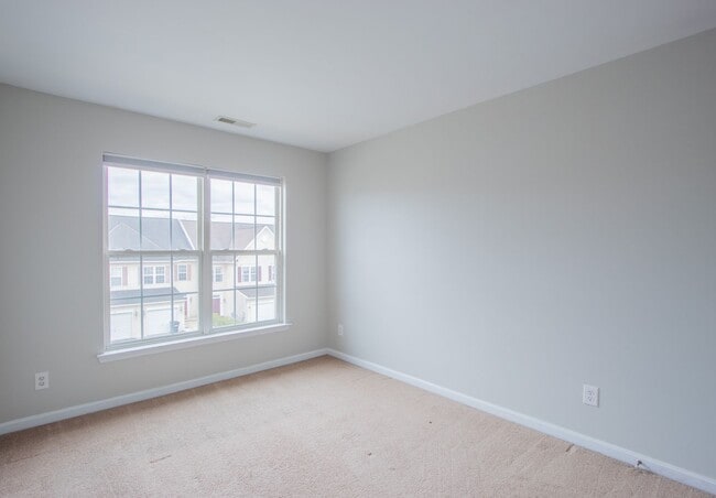 Building Photo - Great Views Overlooking the Golf Course - Large 3 Bedroom End unit TownHouse