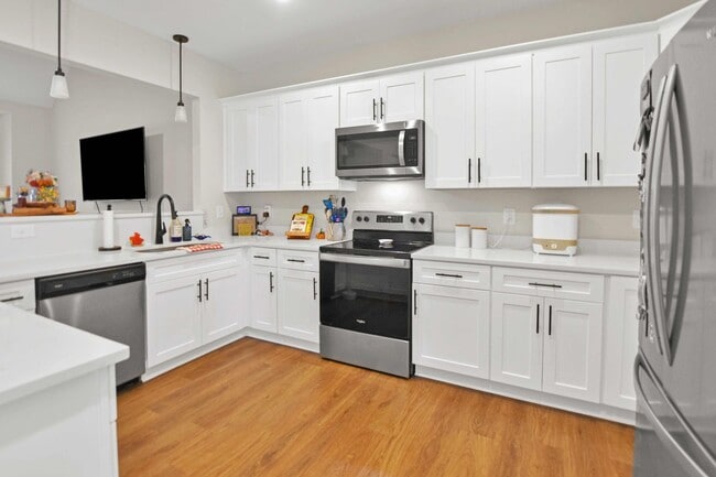 Building Photo - Pet Friendly Three Bedroom on Acre!