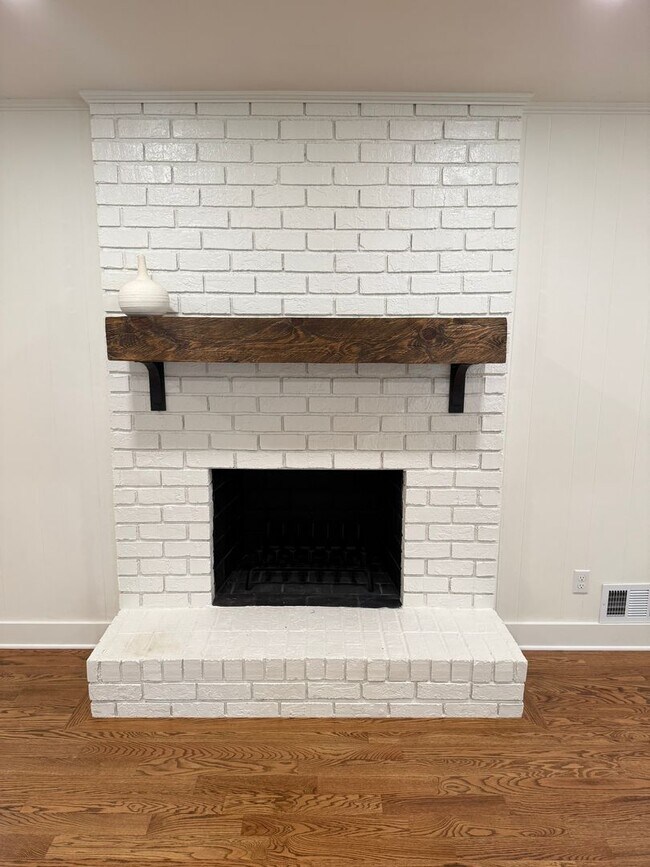 Building Photo - 185 Landor Dr