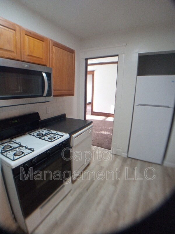 Building Photo - 229 W Lapeer St