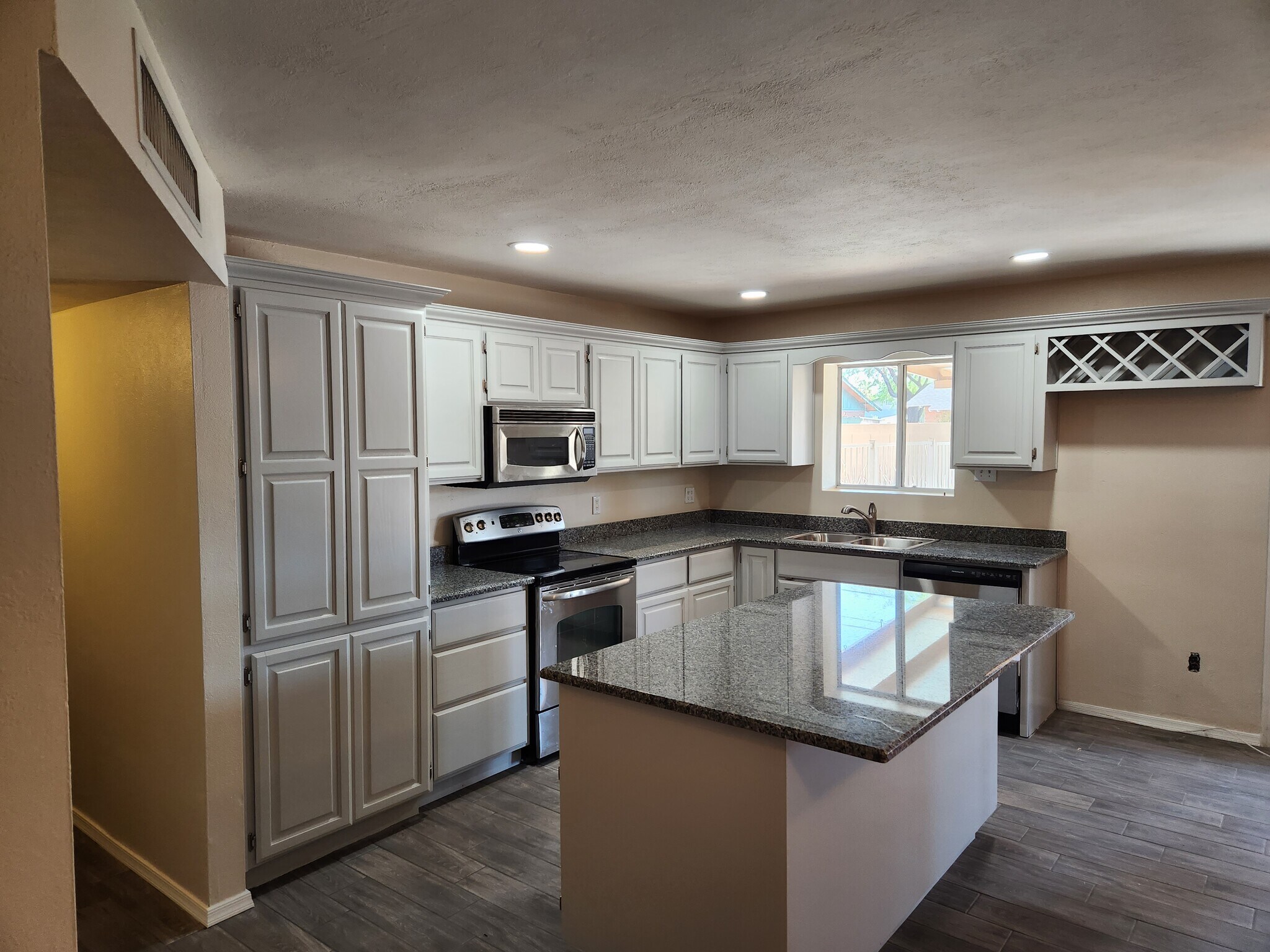 Building Photo - 8207 E Mitchell Dr