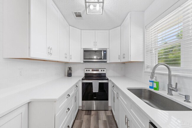 Building Photo - 8 Goodman Ln