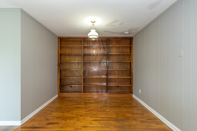 Building Photo - 630 Colonial Dr