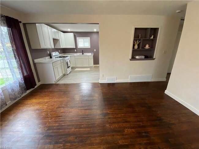 Building Photo - Renovated 3 Bedroom Home with 2 Full Baths