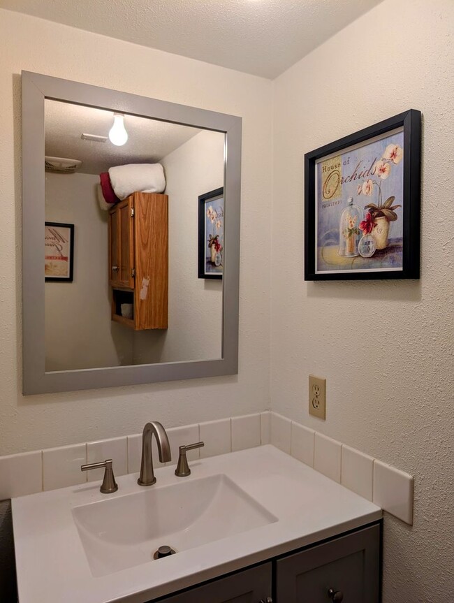 Building Photo - Fully furnished, short term 1 bedroom!