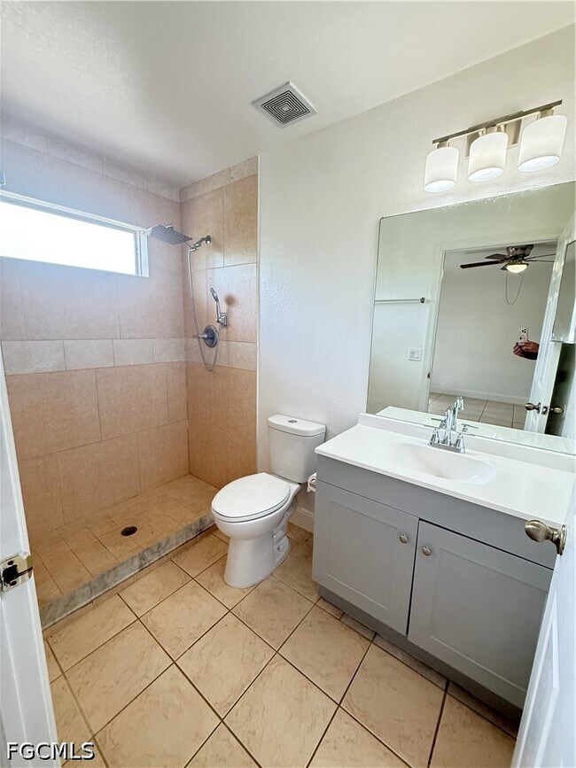 Building Photo - 700 W 12th St