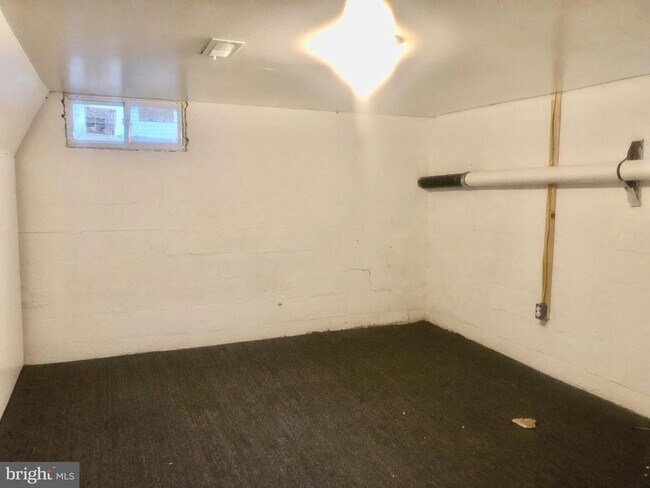 Building Photo - 102 S Whissen St