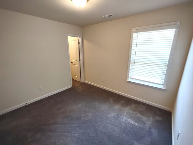 Building Photo - Beautiful Home located in the Starmount Co...