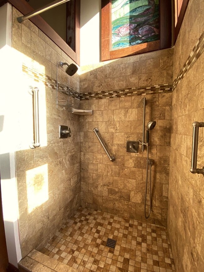 Building Photo - Country Home!